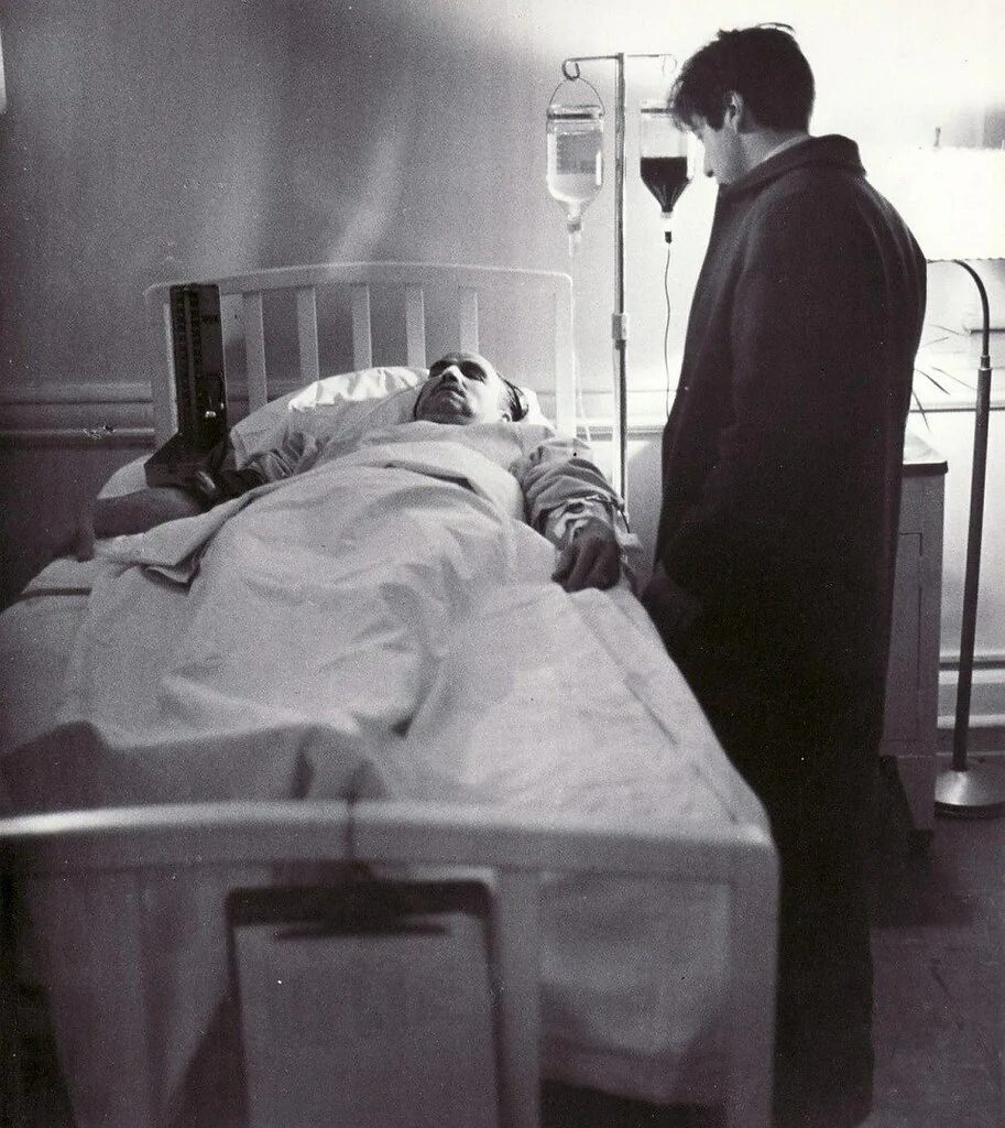 После смерти папы. Человек в постели болеет. Мусульманские цитаты про смерть. К чему приснился покойный. Бабушка покойная снится во сне.