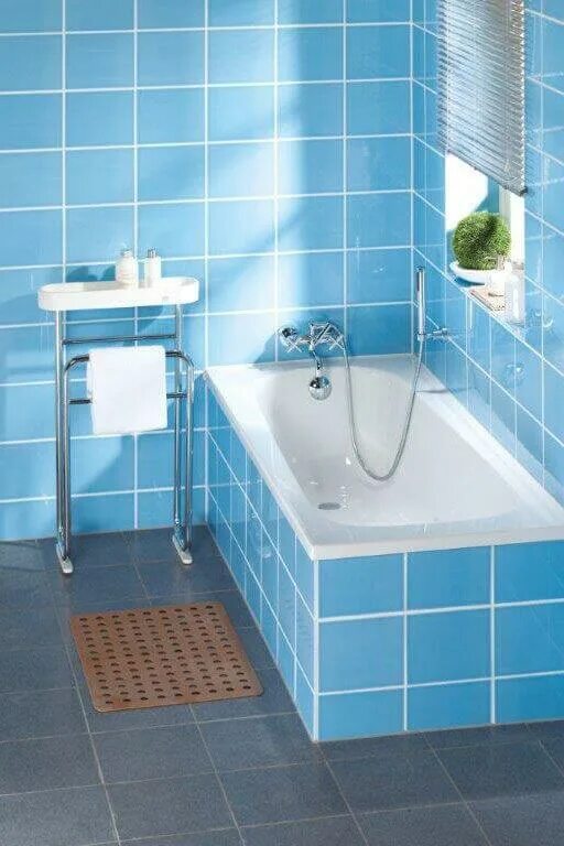 В ванной комнате установлен. Акриловая ванна обшитая плиткой. Плитка сверху на ванну. Плитка поверх ванны. Ванная комната обложенная кафелем.