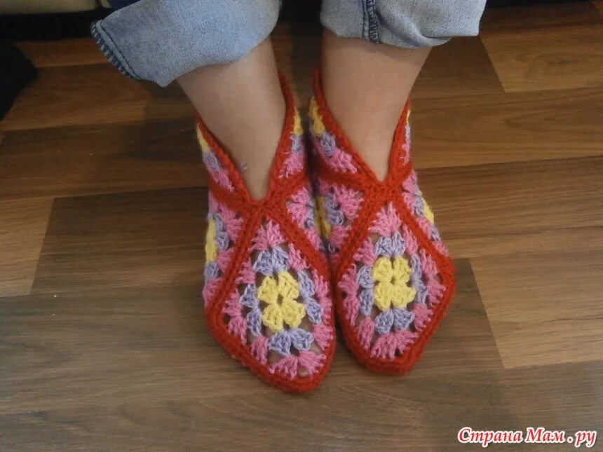 Тапочки бабушкин квадрат крючком. Носки из мотивов. Вязаные тапочки сапожки из шестиугольников крючком. Тапочки бабушкин квадрат натальи калиновской. Сапожки из квадратных мотивов.