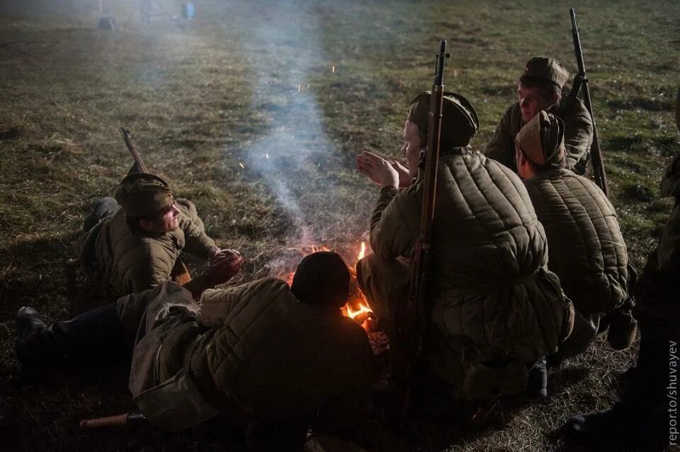 Перед боем тихие слушать. Солдаты у костра. Костер войны. Советские солдаты у костра. Солдаты на привале у костра.