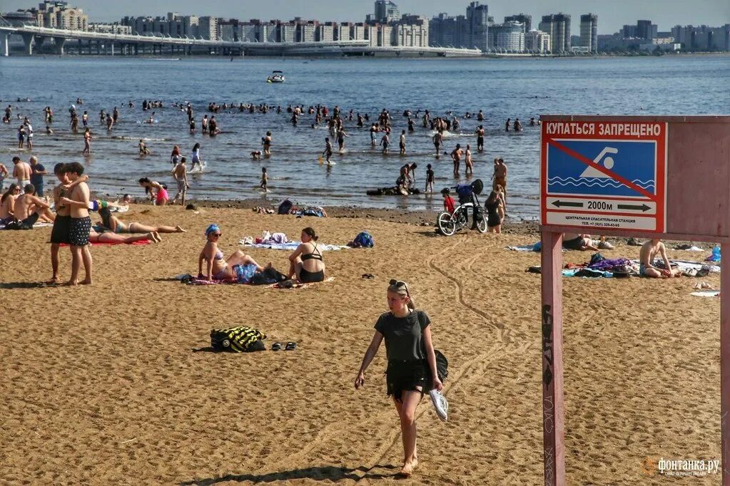 Питерский пляж. Пляж в питере петропавловская крепость. Балтийский пляж в санкт-петербурге. Парк 300 летия пляж. Пляж петропавловки.