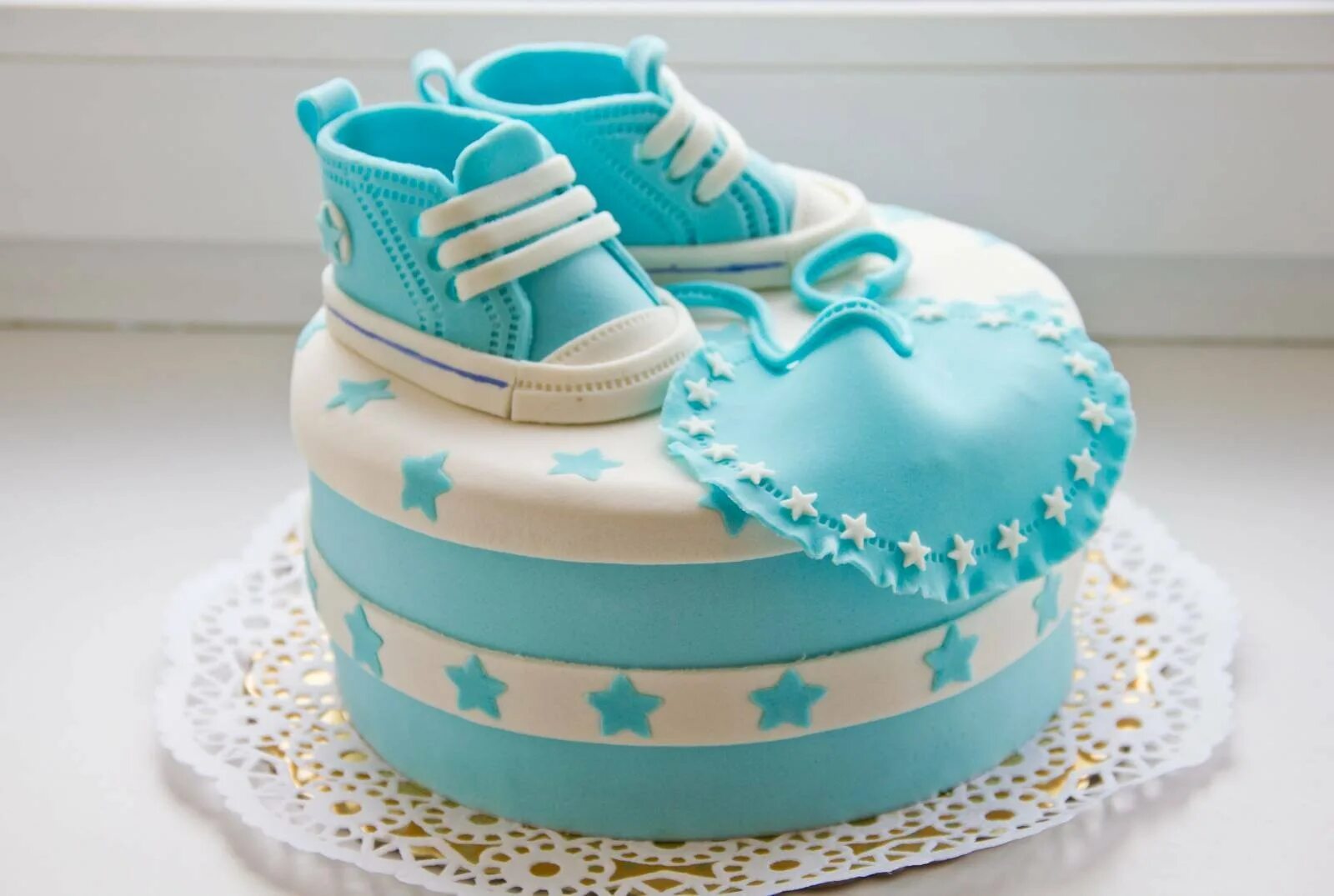 Торт для новорожденных мальчиков. Торт на рождение мальчика. Украшение торта для новорожденного мальчика. Торт на бэби шауэр. Торт «новорожденному».