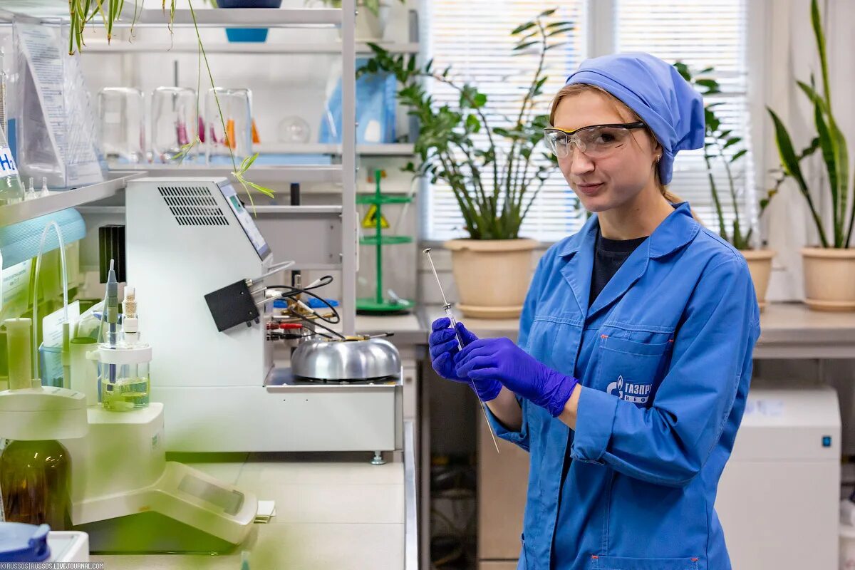 Исследование нефти в лаборатории. Лаборант роснефть. Лаборант нефти. Контроль качества нефтепродуктов лаборатория. Пробы нефтепродуктов.