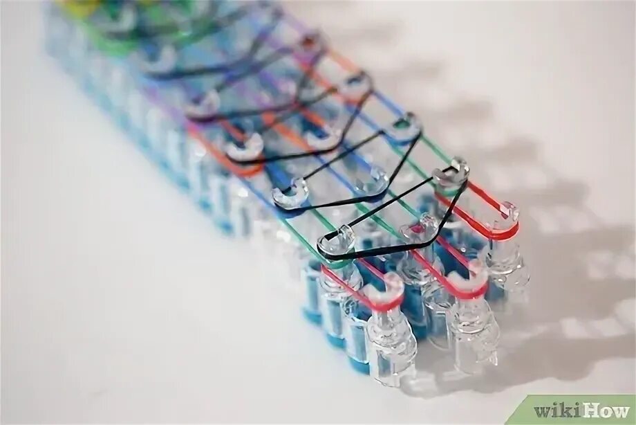 Плетем коврик из резинок методом восьмерки. Вязание на луме для начинающих. Силиконовые резинки разноцветные. Вязальный станок лум. Плетение резиночками на станке.