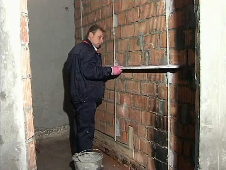 контроль качества оштукатуривания стен. штукатурка стен. неровные стены. гипсовая штукатурка на стене. контроль качества штукатурки.