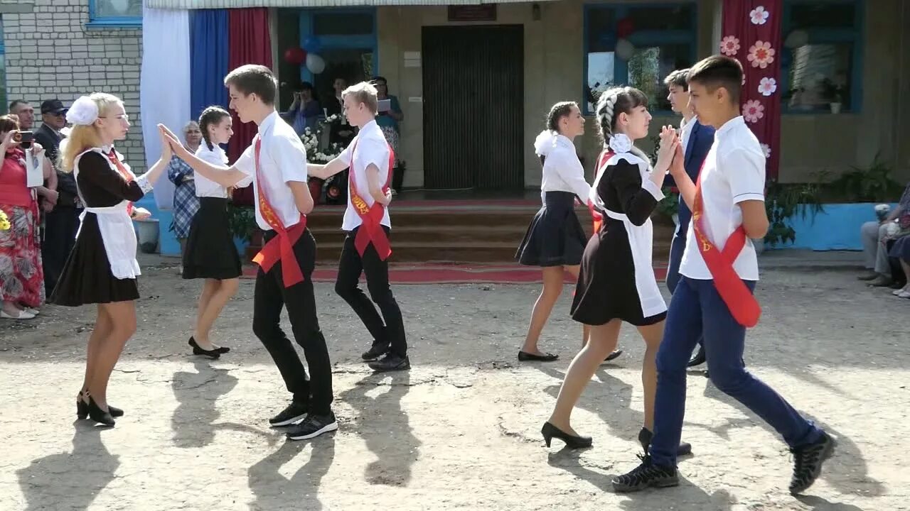 Флэшмоб танец современный. Школа увк 1 воронеж. Современный флешмоб в школе. Музыка для танца на последний звонок. Платье для вальса на последний звонок.