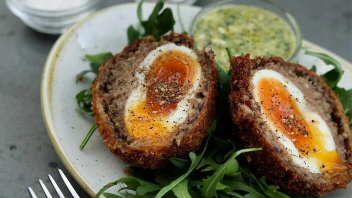 Scotch egg. Scotch Eggs (яйца по-шотландски). Шотландия Scotch Egg. Котлета по шотландски. Великобритания яйца по-шотландски.