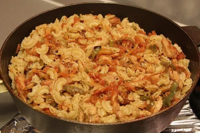 Рецепт куриных в духовке с макаронами. Макароны с курицей в духовке. кура с макаронами в духовке. макароны с грудкой в духовке. филе с макаронами в духовке.