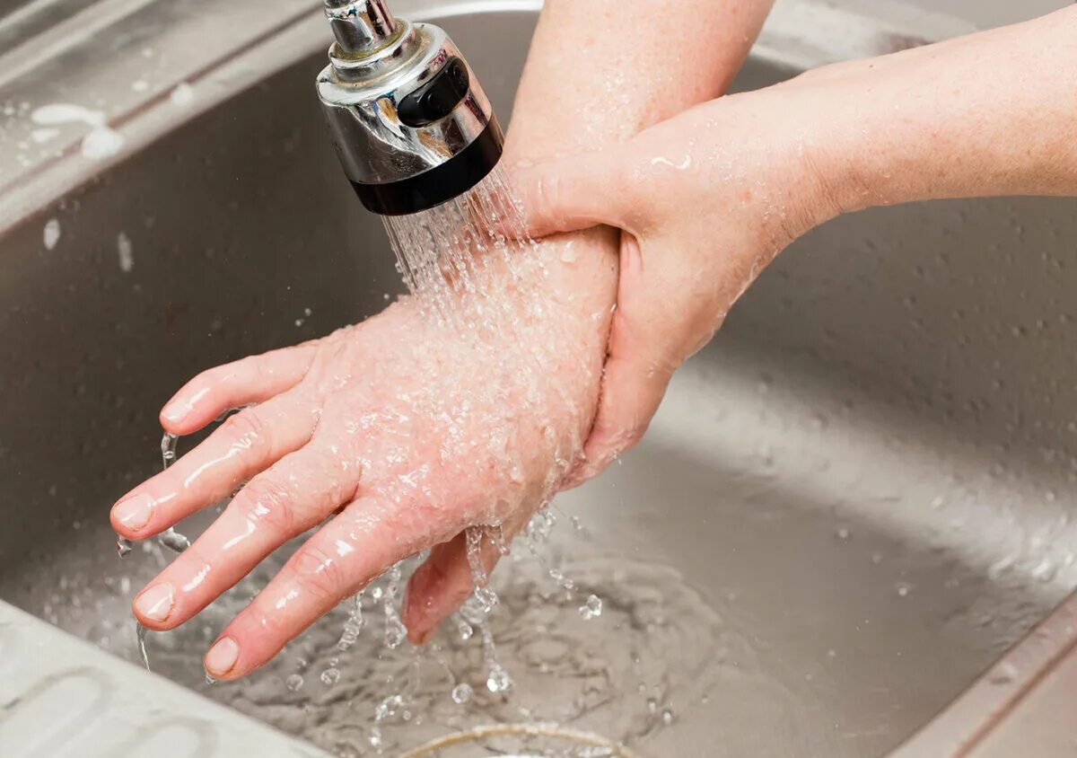 Промойте под проточной водой. Руки под краном с водой. Мытье рук под краном. Руки под струей воды. Руки под струей воды горячей.
