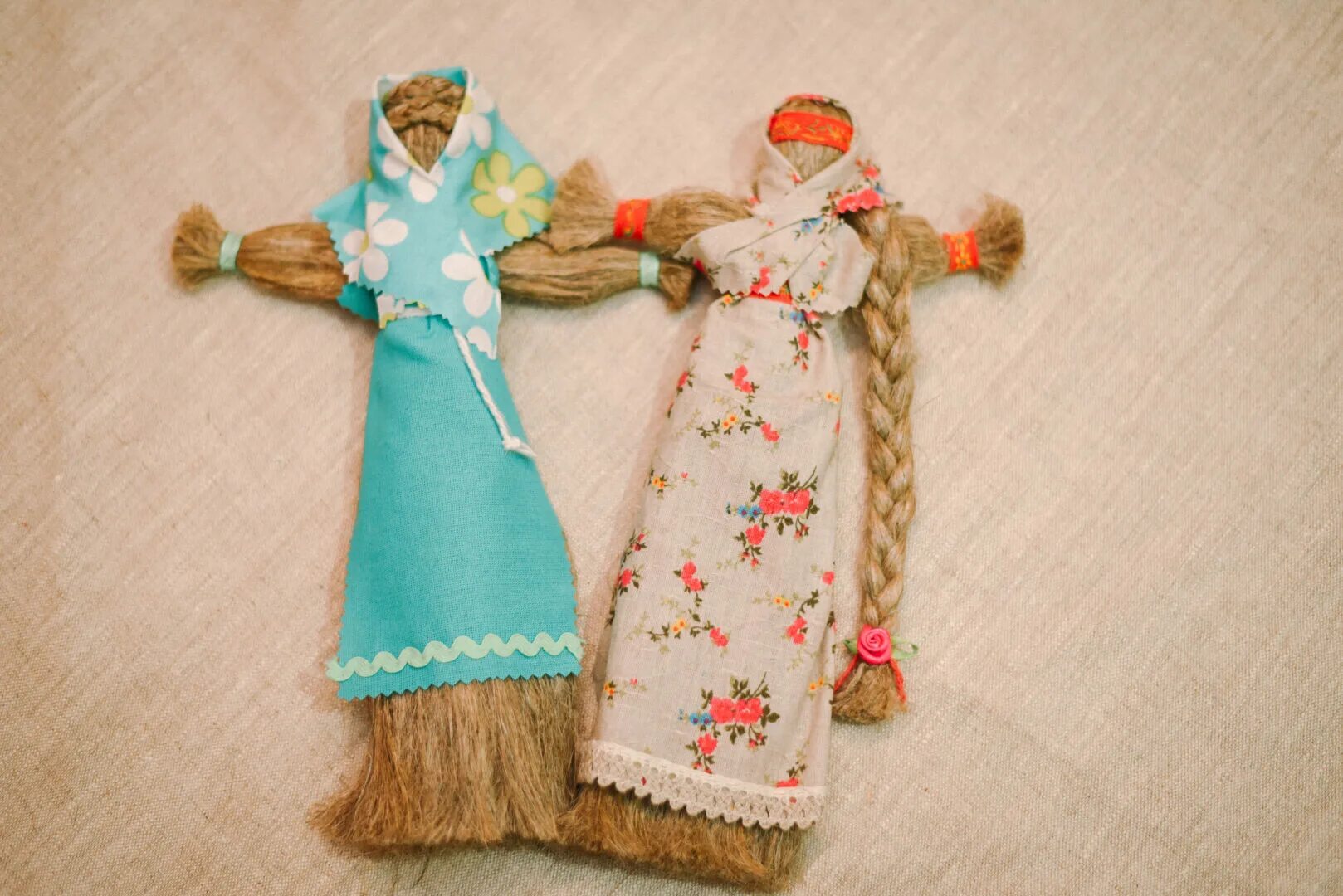 Лене купили куклу. Кукла мотанка Веснянка. Кукла оберег Льняница. Белорусские куклы из льна. Льняная кукла оберег.