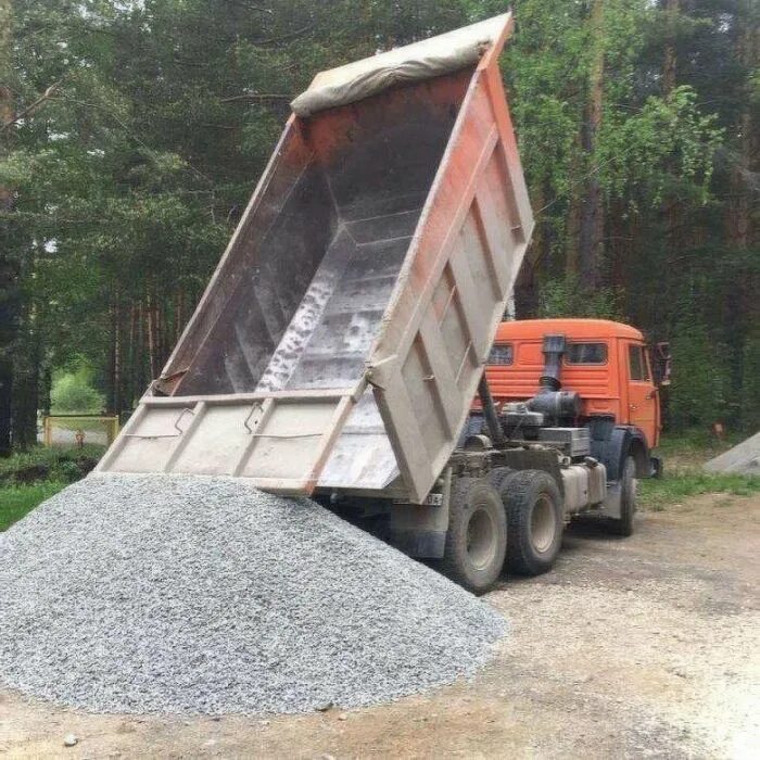 Перевозка сыпучих материалов. Камаз 55111 гравийная смесь. Спецтехника "самосвал". Камаз 6520 самосвал с песком. Volvo fmx 8x4 2013.