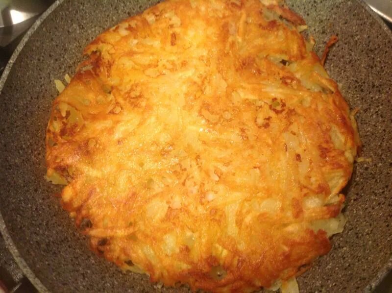 тертая картошка с сыром в духовке. драники с фаршем и картошкой. тертая жареная картошка. тертый картофель с яйцом. жареная картошка на терке.