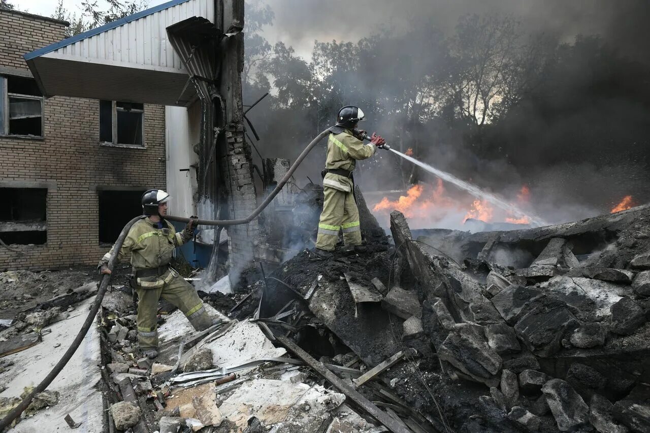 Обстрел областей со стороны украины сегодня. Пожар. Пожарные тушат пожар.