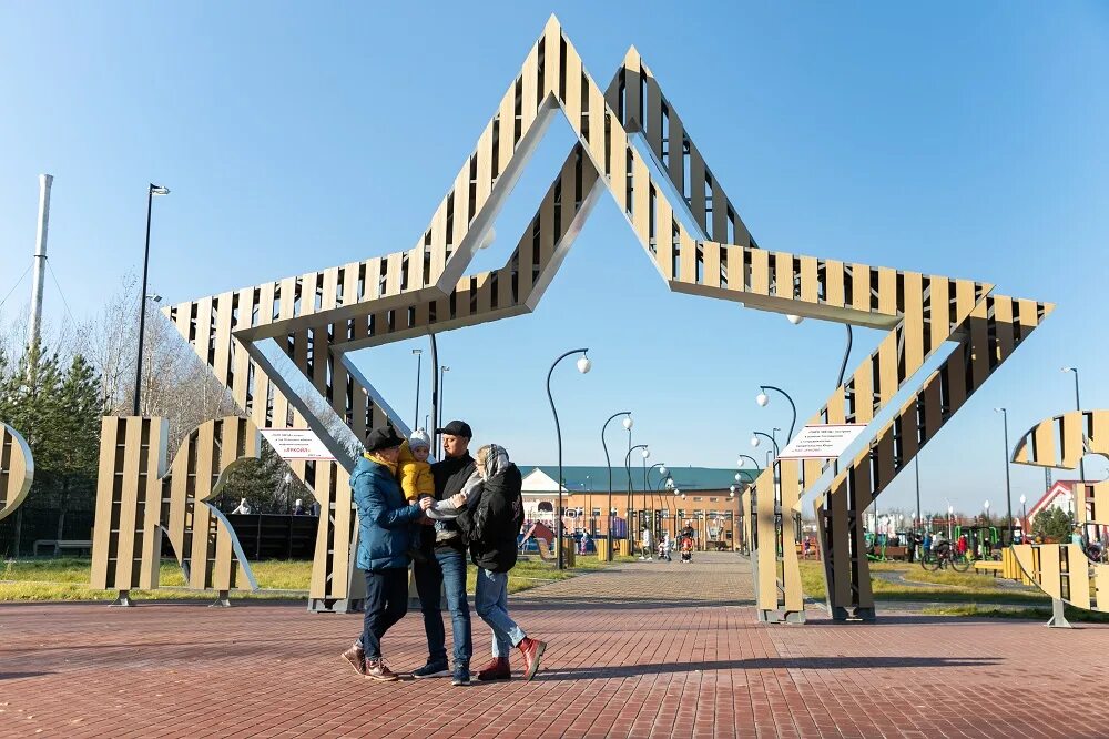 Орел лангепас. Звездный парк лангепас. парк звезд город лангепас. сквер семьи лангепас. парк первопроходцев лангепас.