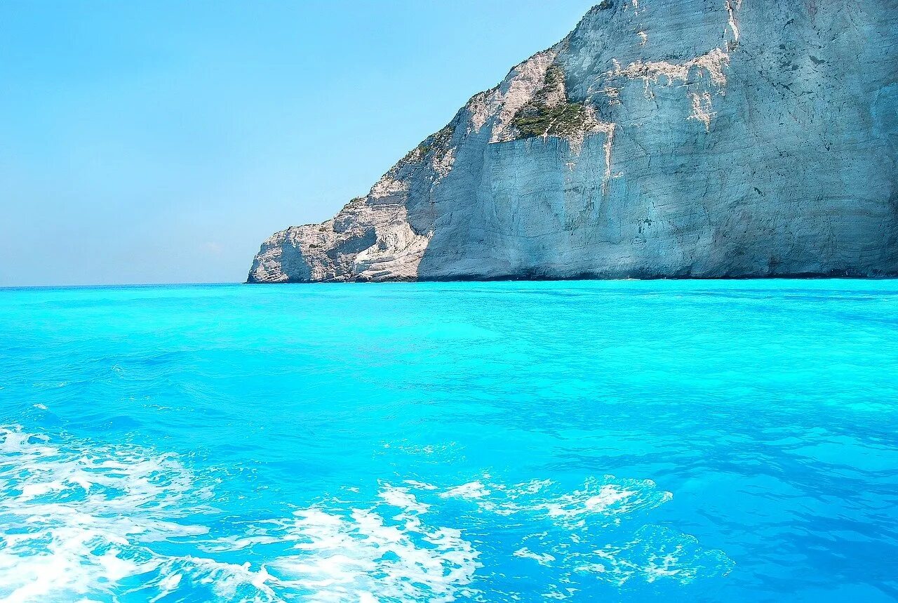 Вода на греческом. Ионическое море в Греции. Греция Ионическое море берег. Средиземное море Ионические острова. Тирренское море.