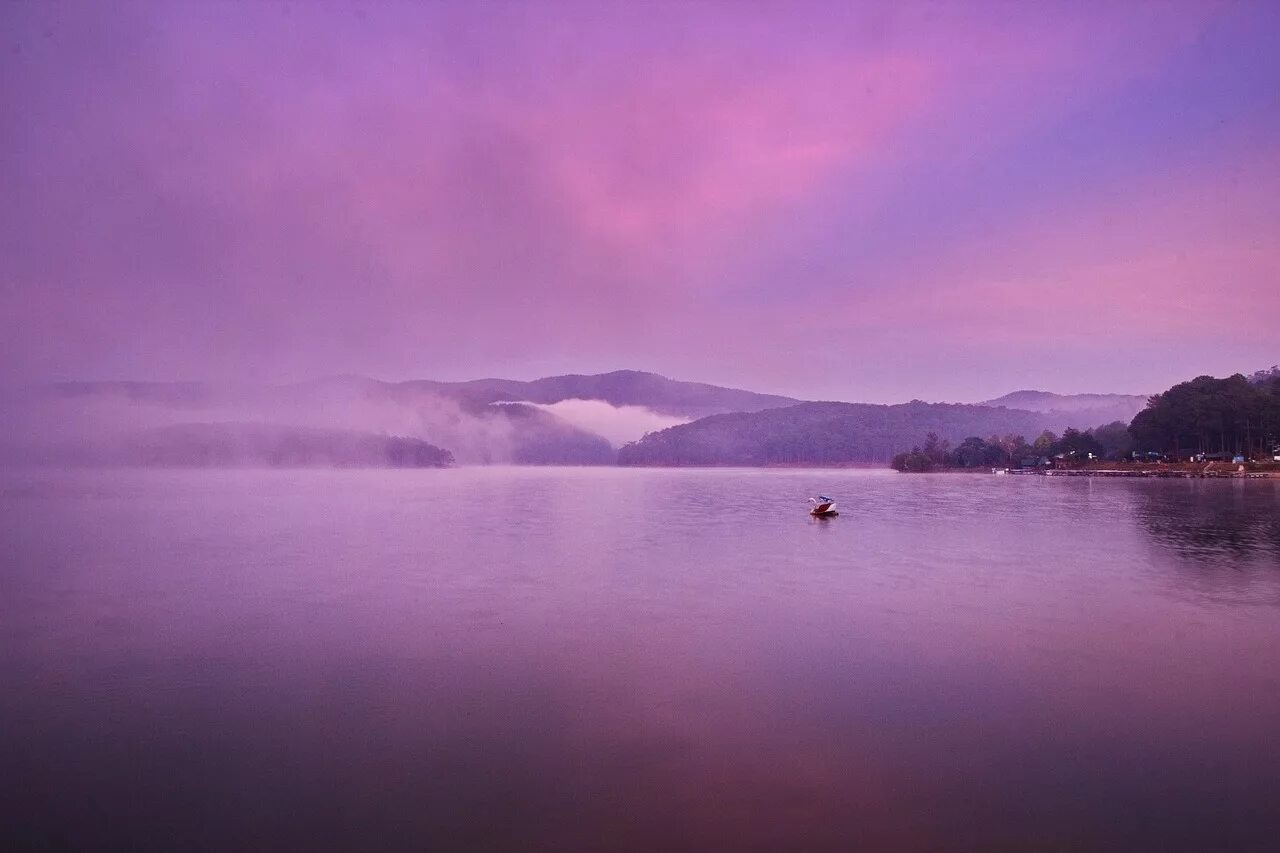 Розовый туман. Розовый туман фон. Горное озеро фото красивые. Озеро смерти фото. Розовый туман желтая