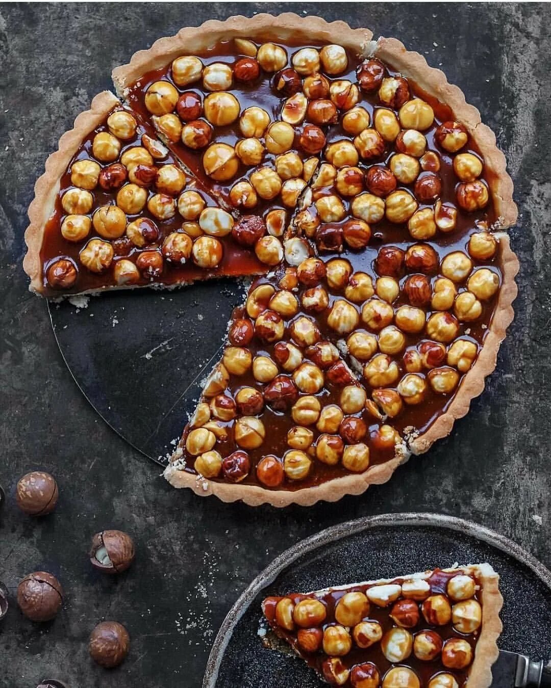 Мороженое ореховое. Пралине лесной орех. Конфеты панфорте. Фундук в карамели. Брауни с фундуком и карамелью десерт фэнтези.