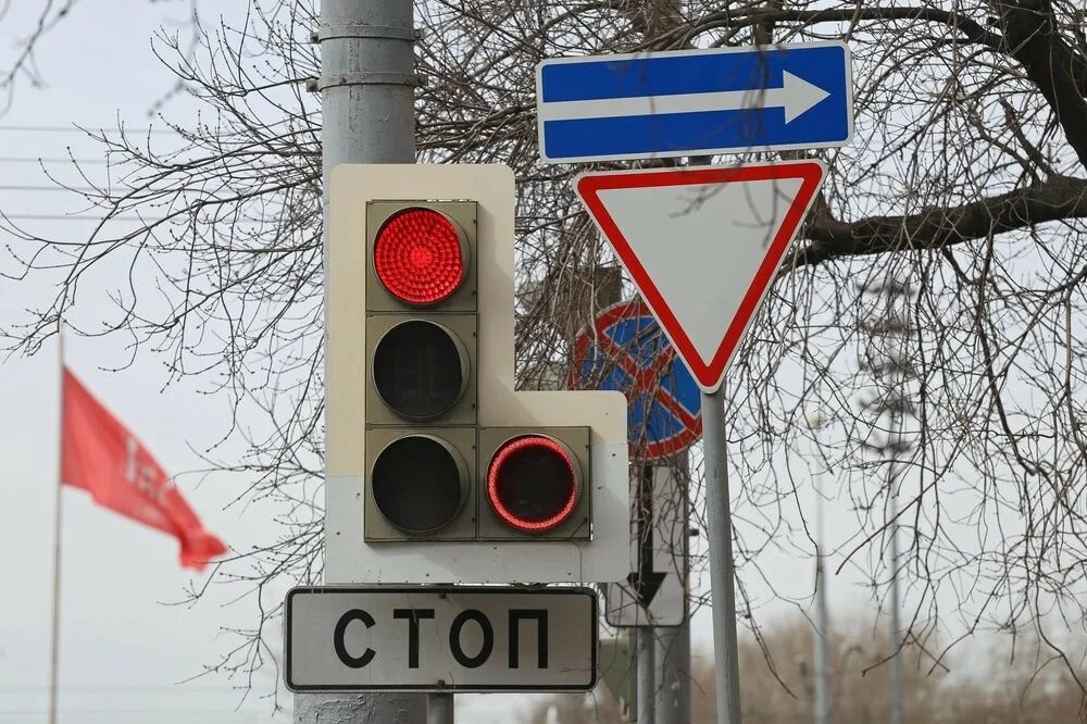 Проезд на запрещающий сигнал светофора штраф. Штраф за красный сигнал светофора. проезд на красный свет. красный светофор штраф. штраф за проезд на красный на светофоре.