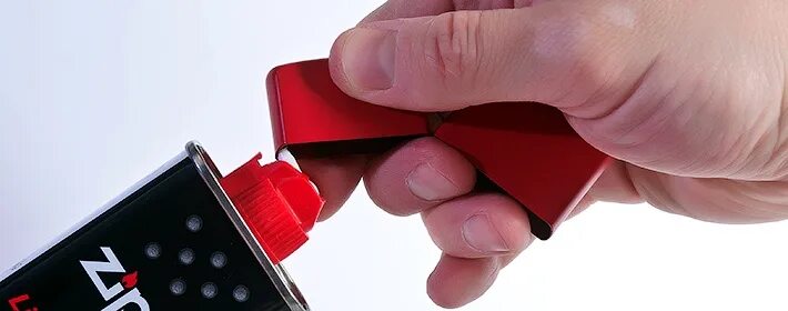 Бензин для зажигалок. Заправление бензиновая зажигалка. Zippo заправка. Заправить зажигалку. Как заправить зажигалку zippo.