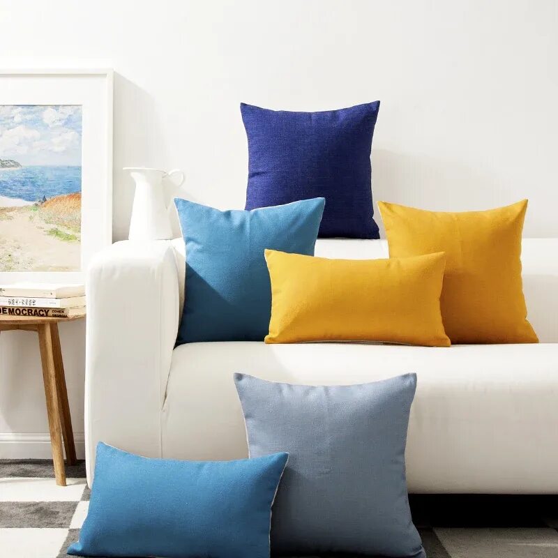 Яркие подушки. Подушка интерьерная. Синие подушки на диван. Желтые подушки в интерьере. Декоративные подушки в интерьере.