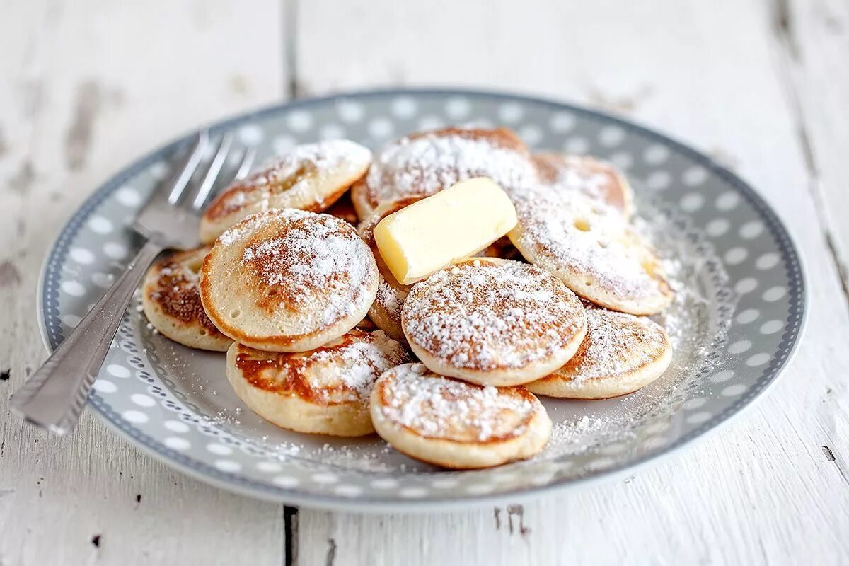 Как приготовить оладушки. Пофферчес Poffertjes. Мини оладушки. Оладьи на молоке. Оладьи на молоке пышные.