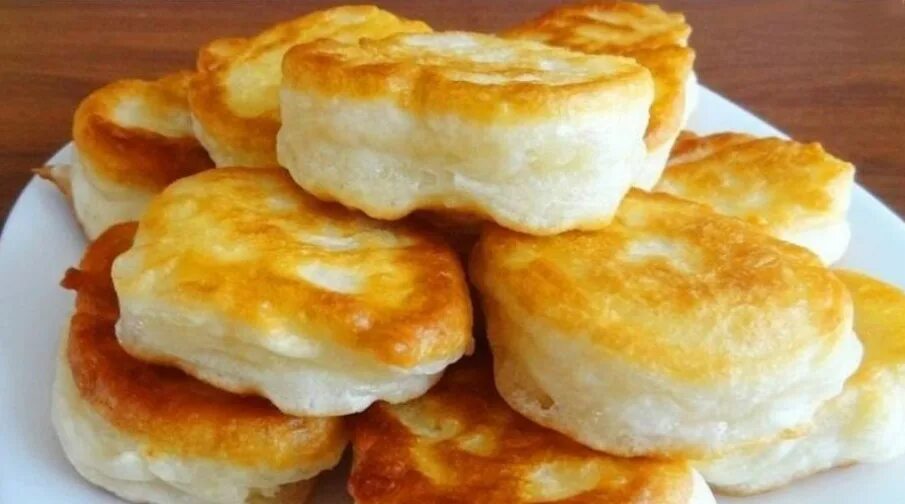 Оладьи со сметаной. Сковорода для оладий. Самые пышные оладьи. Постные дрожжевые оладьи. Оладушки на кефире.