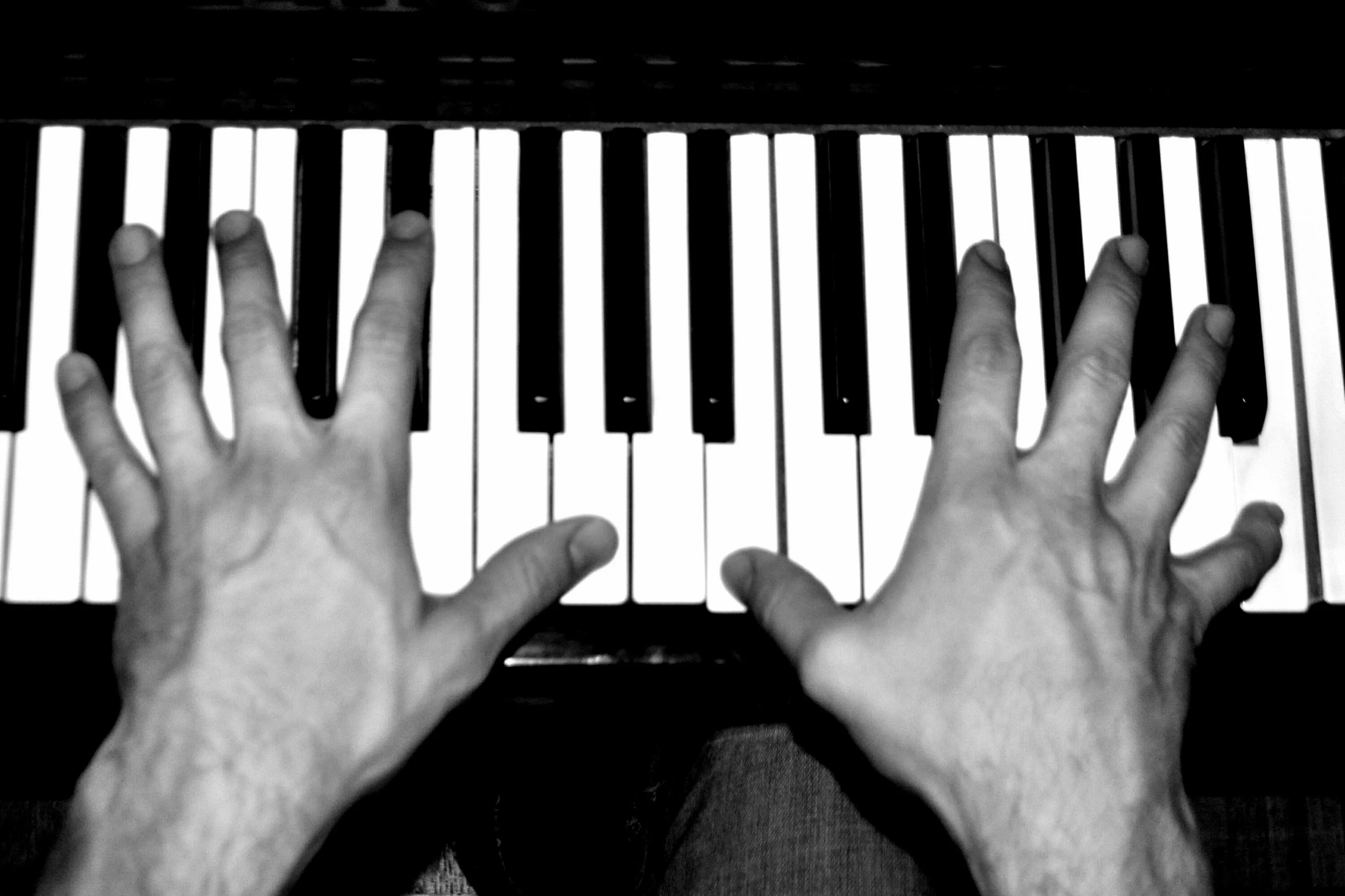 Руки пианиста. Пальцы на клавишах пианино. Пальцы пианиста. Пальцы на пианино.