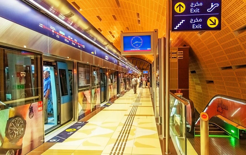 Станции метро Дубай. Золотой вагон метро Дубай. Метро ОАЭ Дубай. Метро Дубай 2030. Как купить в метро дубай