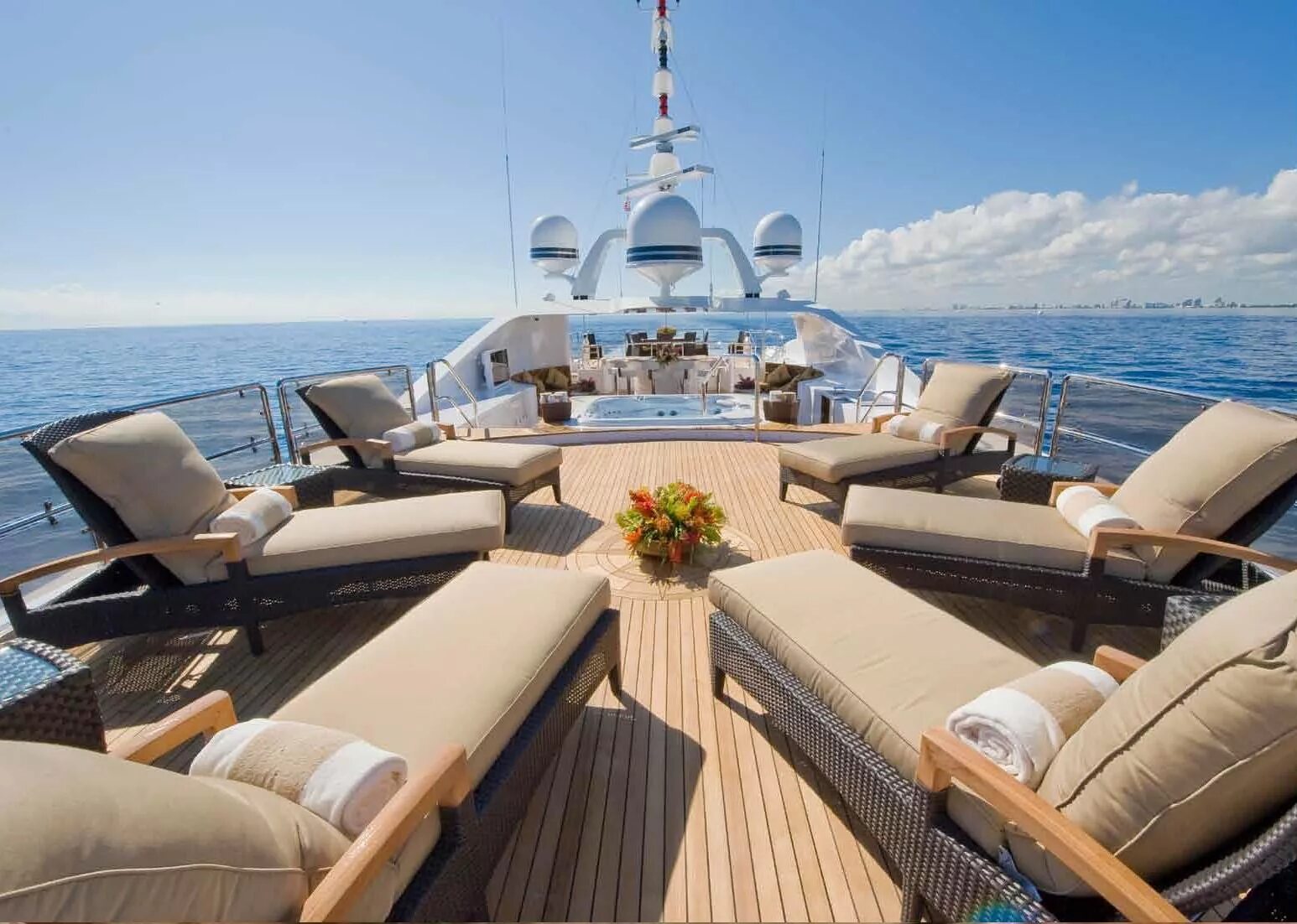 Роскошное путешествие. Семья на яхте. Путешествие роскошь. Путешествие на лайнере. Прогулка на лайнере.