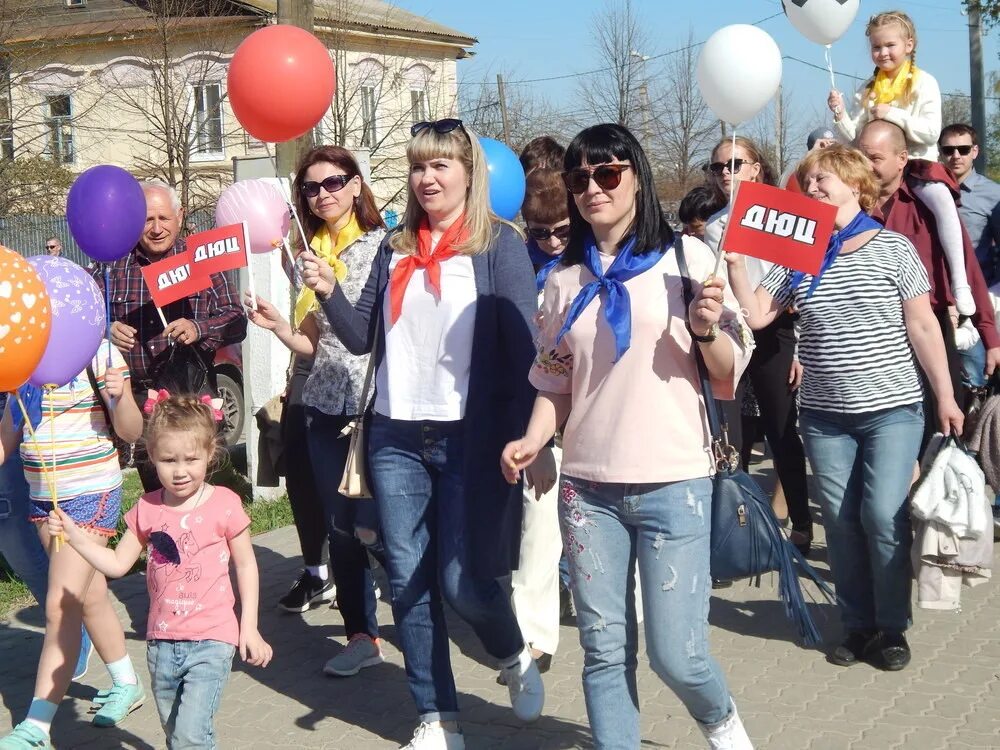 Блокнот камышин новости сегодня. 1 Мая праздник в Камышине. Усков Камышин. Шествие 1 мая 2022 Волжский 35 школа.