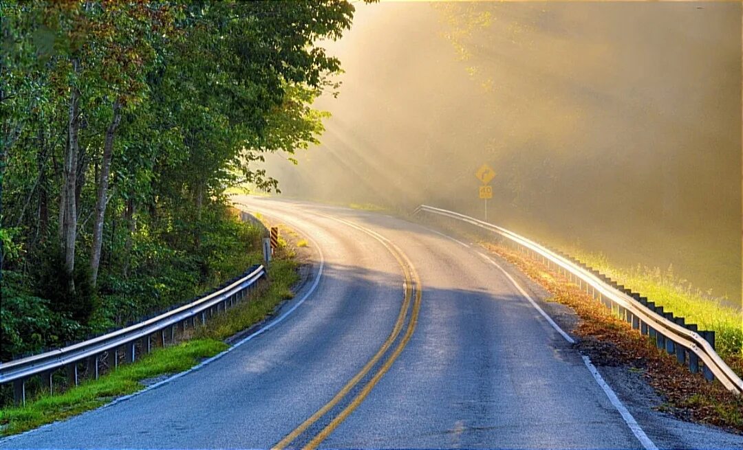 Красивая дорога и человек. Развилка дорог закат. Все к лучшему цитаты. Горный серпантин сочи. Ночной серпантин сочи.