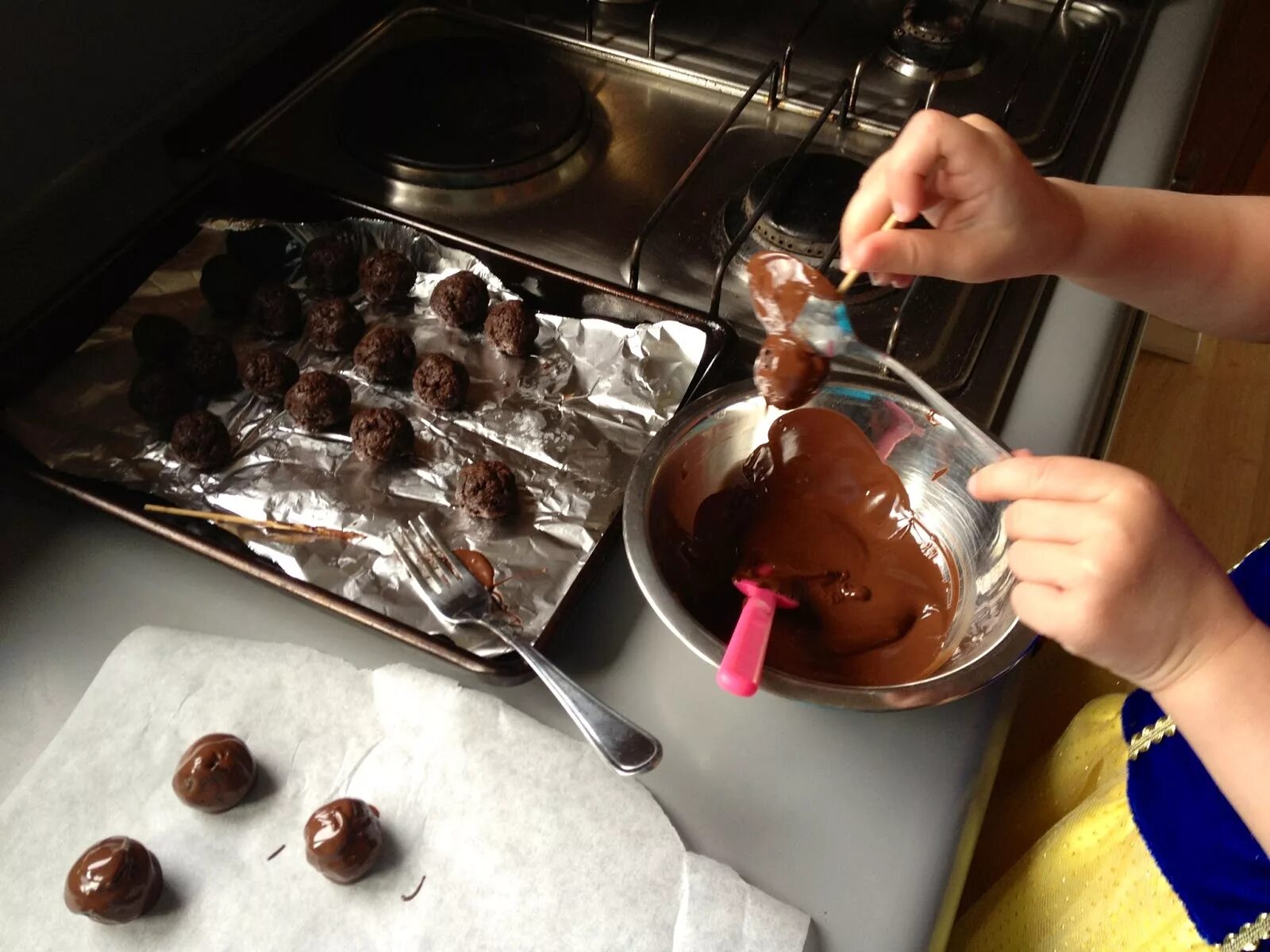 Изготовление домашнего шоколада. Приготовление шоколада. Приготовление шоколадных конфет. Конфеты домашнего приготовления шоколадные. Конфеты из растопленного шоколада.