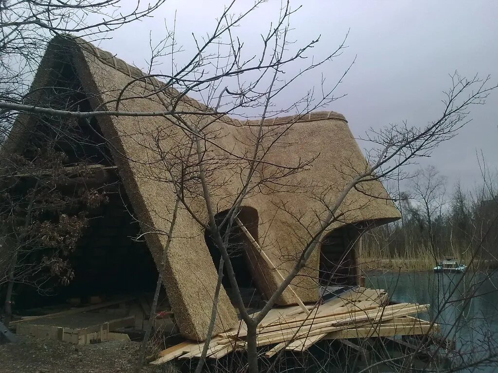 Камышовая крыша. Беседка с Камышовой крышей. Тростниковая крыша. Камышовые постройки. Полный месяц светил на камышовую крышу