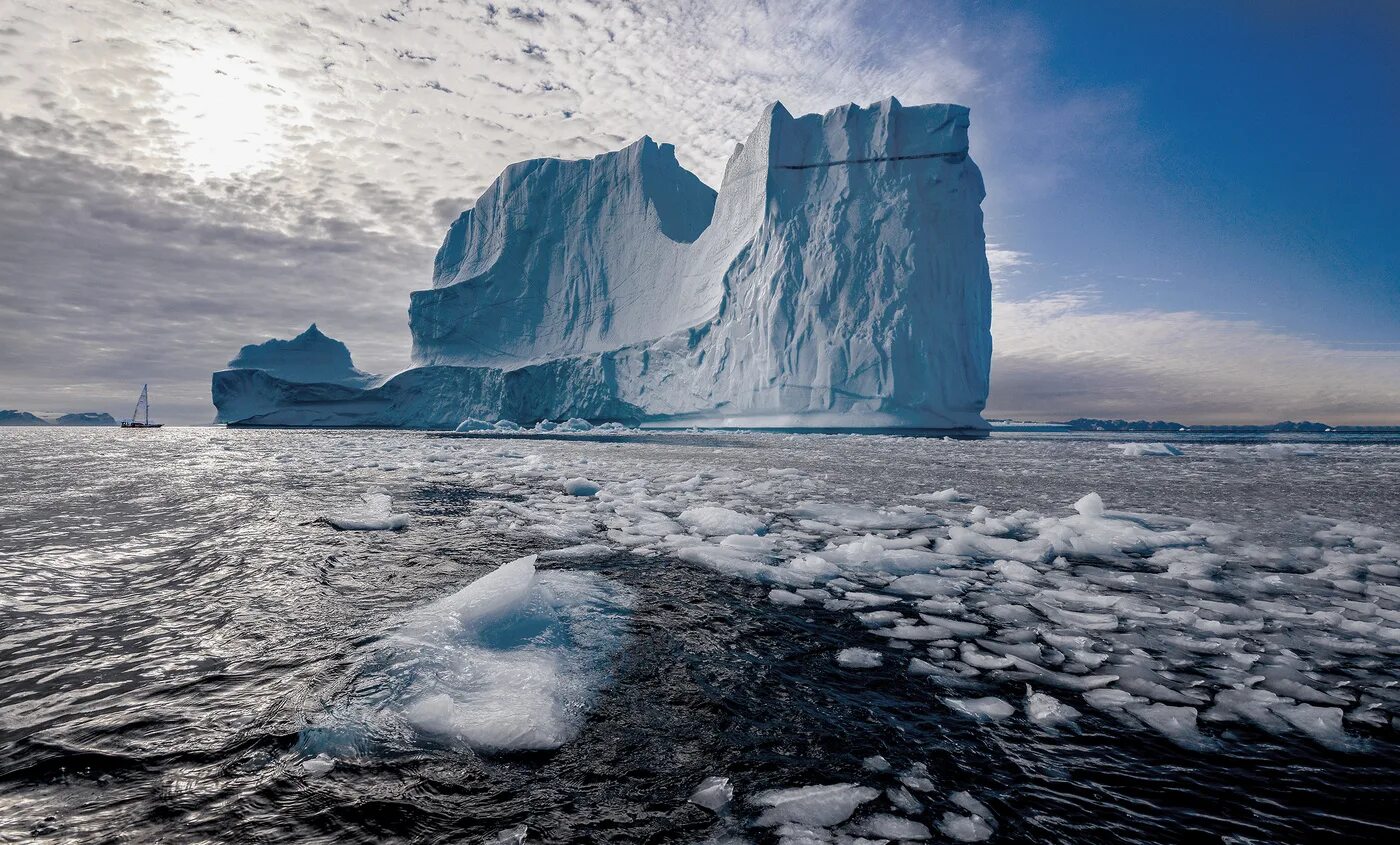 Большой остров покрытый льдами. Скорсби Фьорд. Фьорд Скорсби в Гренландии. Залив Скорсби Гренландия. Восточная Гренландия.