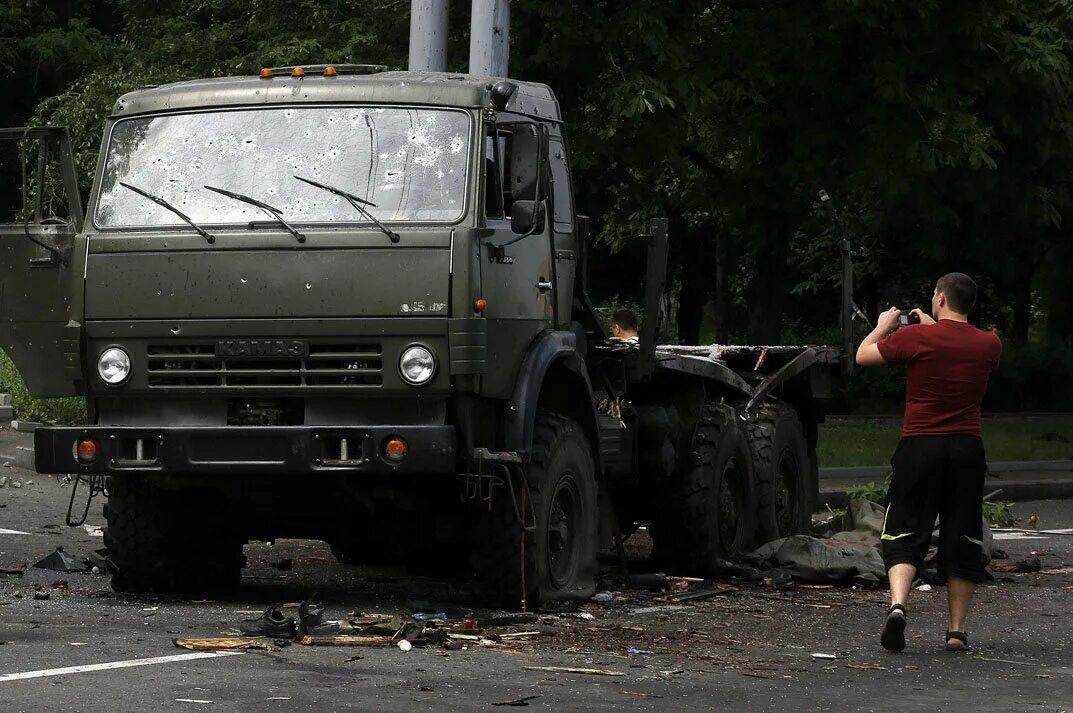 Разбитый КАМАЗ Донецк 26 мая 2014. КАМАЗ батальона Восток Донецк. Донецкий аэропорт 26 мая. 26 мая 19