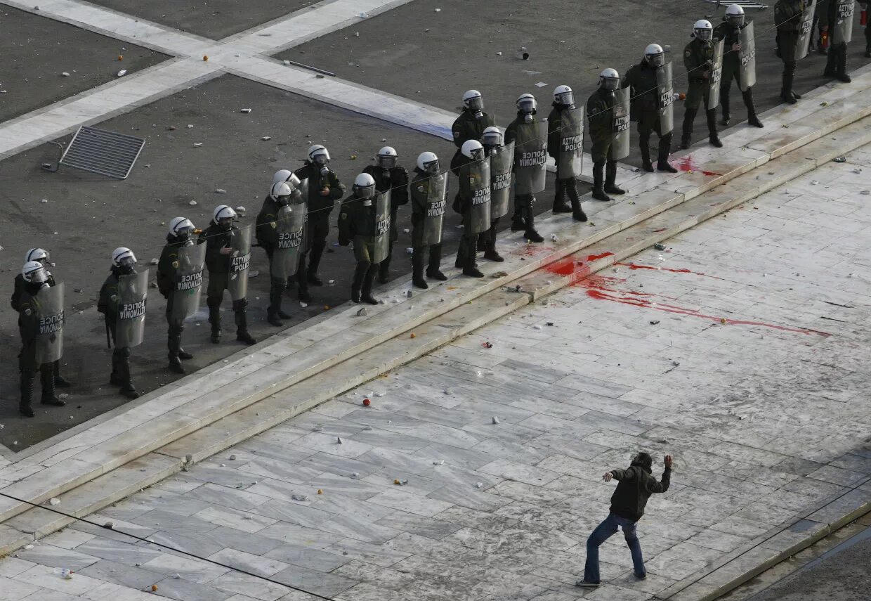 Один против многих. Один против толпы. Один человек против толпы. Один против армии.