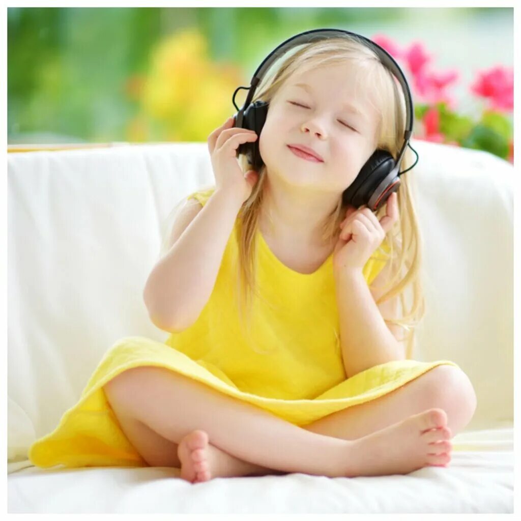детская приятная музыка. ребенок в наушниках.