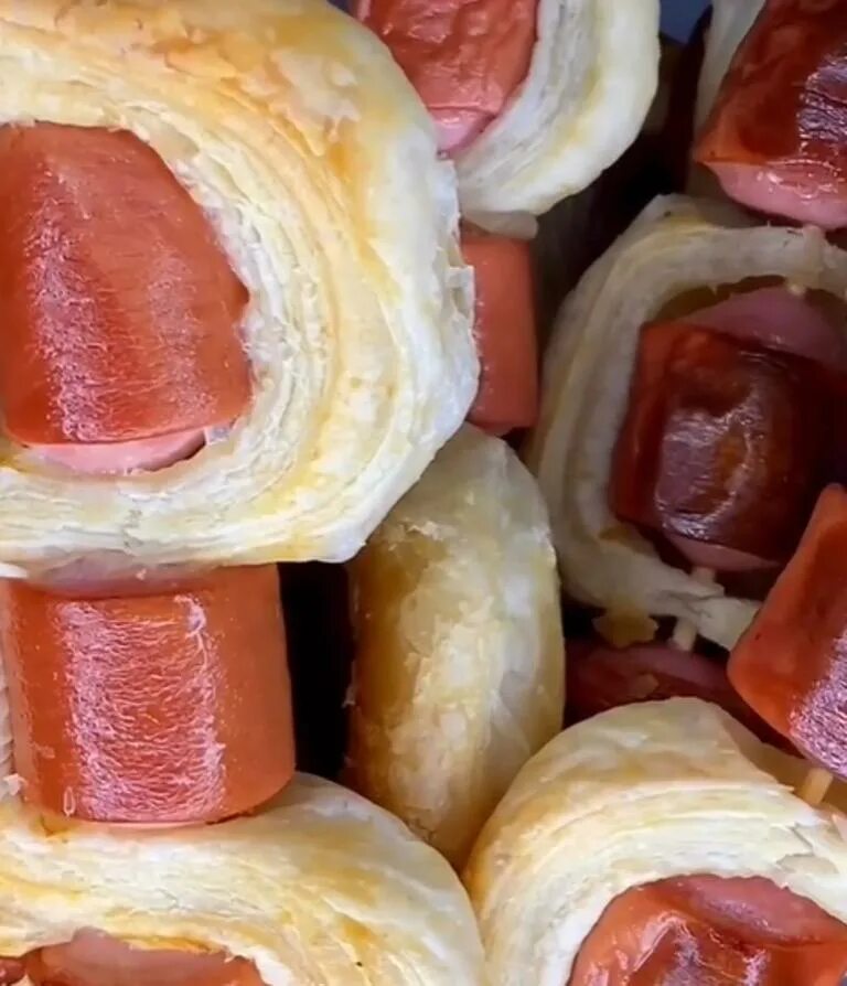 Кот ест колбасу. Хочу сосиску. Кот с сосисками. Киска сосиска. Сосиску будешь.
