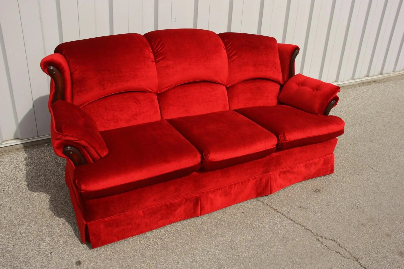 Обивка мягкой мебели до и после. Обивка мягкой мебели. Перетяжка мебели до после качество. Перетяжка мебели великий. Обивка дивана.