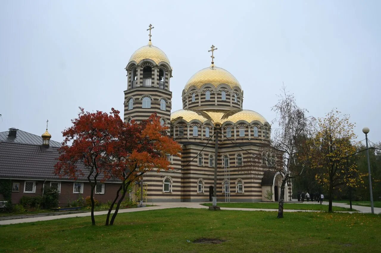 Храм в честь патриарха ермогена гольяново. Храм ермогена москва. Храм ермогена в гольяново. Церковь ермогена симферопольский бульвар. Москва церковь южное тушино.