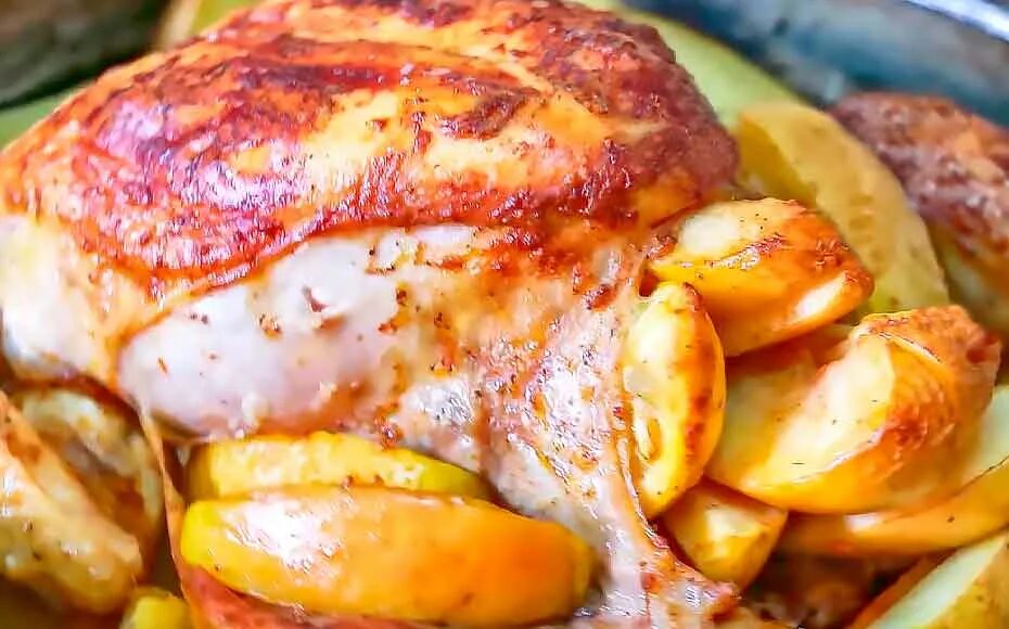 Курица фаршированная яблоками. Курица с яблоками в духовке целиком. Курица фаршированная картошкой. Курица запеченная с яблоками в духовке.