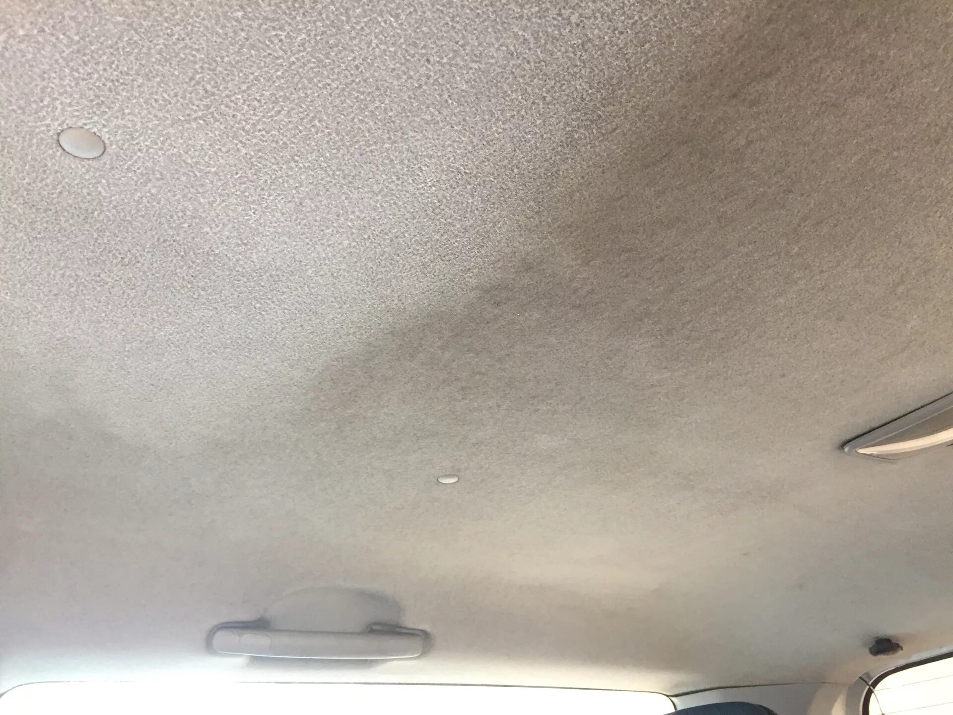 Как почистить потолок в машине. Рено Логан 1 салон потолок. Химчистка потолка автомобиля. Мойка потолка автомобиля. Грязный потолок.