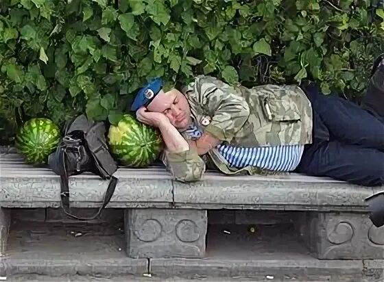 Спящий десантник. Спящий десантник. Вдв плачет. Спящий десантник. Пьяные алкаши в фонтане.