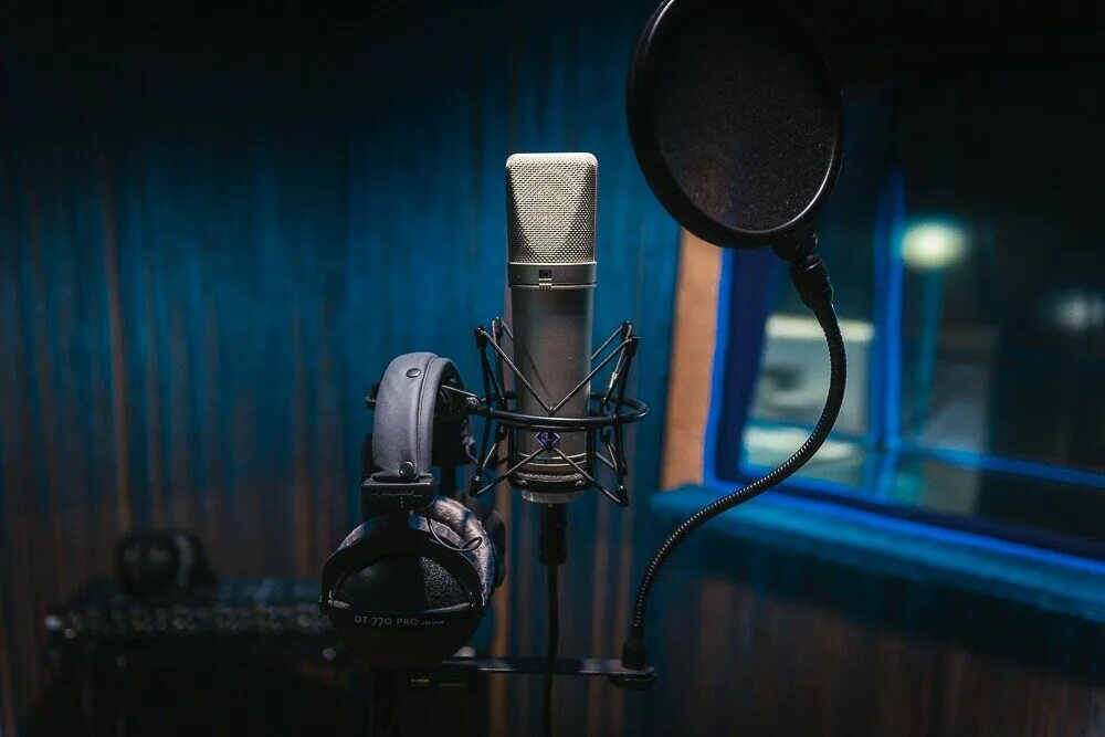 Студия записи вокала. Студия звукозаписи. Микрофон в студии. Студийный микрофон. Микрофон для записи вокала.