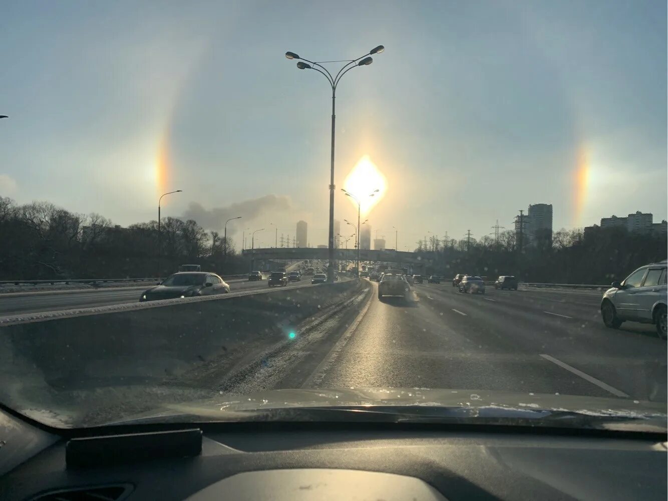 Ошибка гало эффект. Солнечное гало в москве. гало над москвой. солнечное гало в москве вчера. эффект гало над москвой.