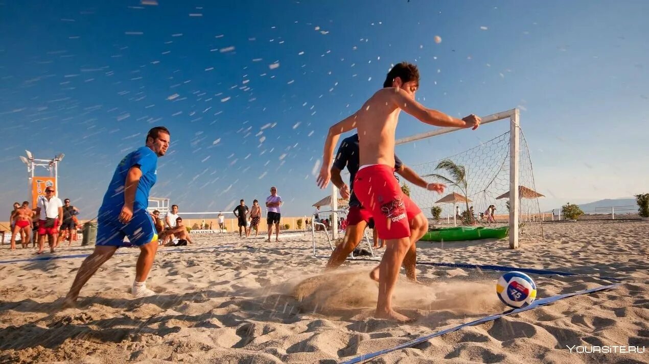Развлечения на пляже. Пляжный футбол. Футбол на пляже. Футбол на песке.