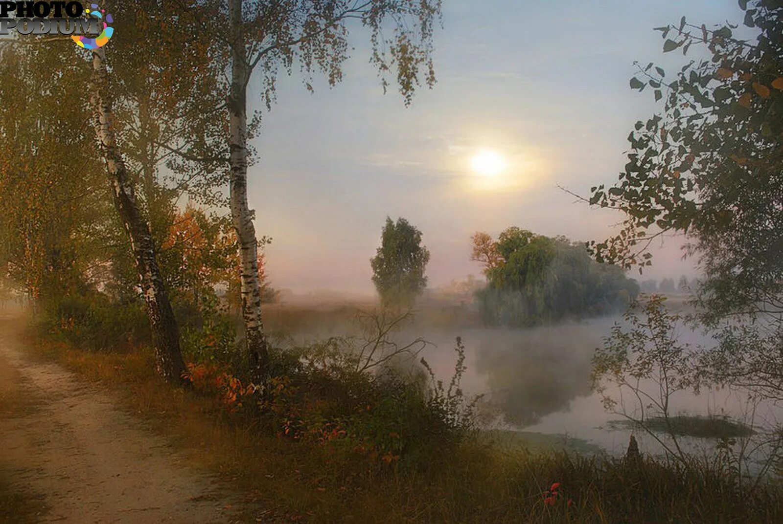 Песня легкий туман. Туман над рекой осенью. Туман в живописи. Картина туман над рекой. Туманное утро на озере.