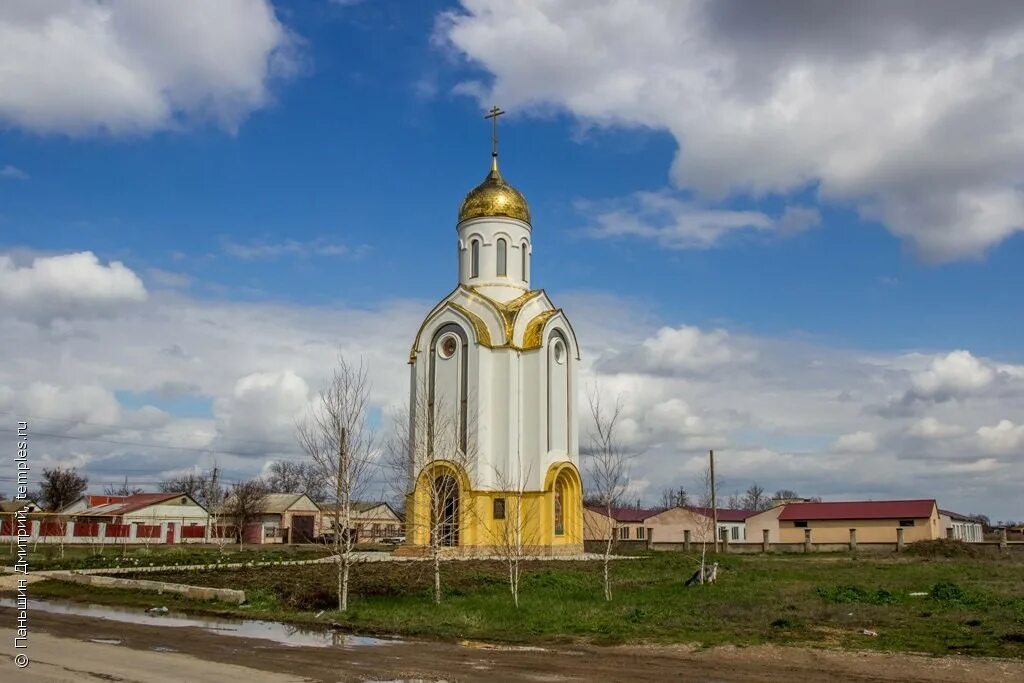 Крым п красногвардейское. Пгт Красногвардейское Крым. Часовня Красногвардейское Крым. Достопримечательности пгт Красногвардейское Крым.