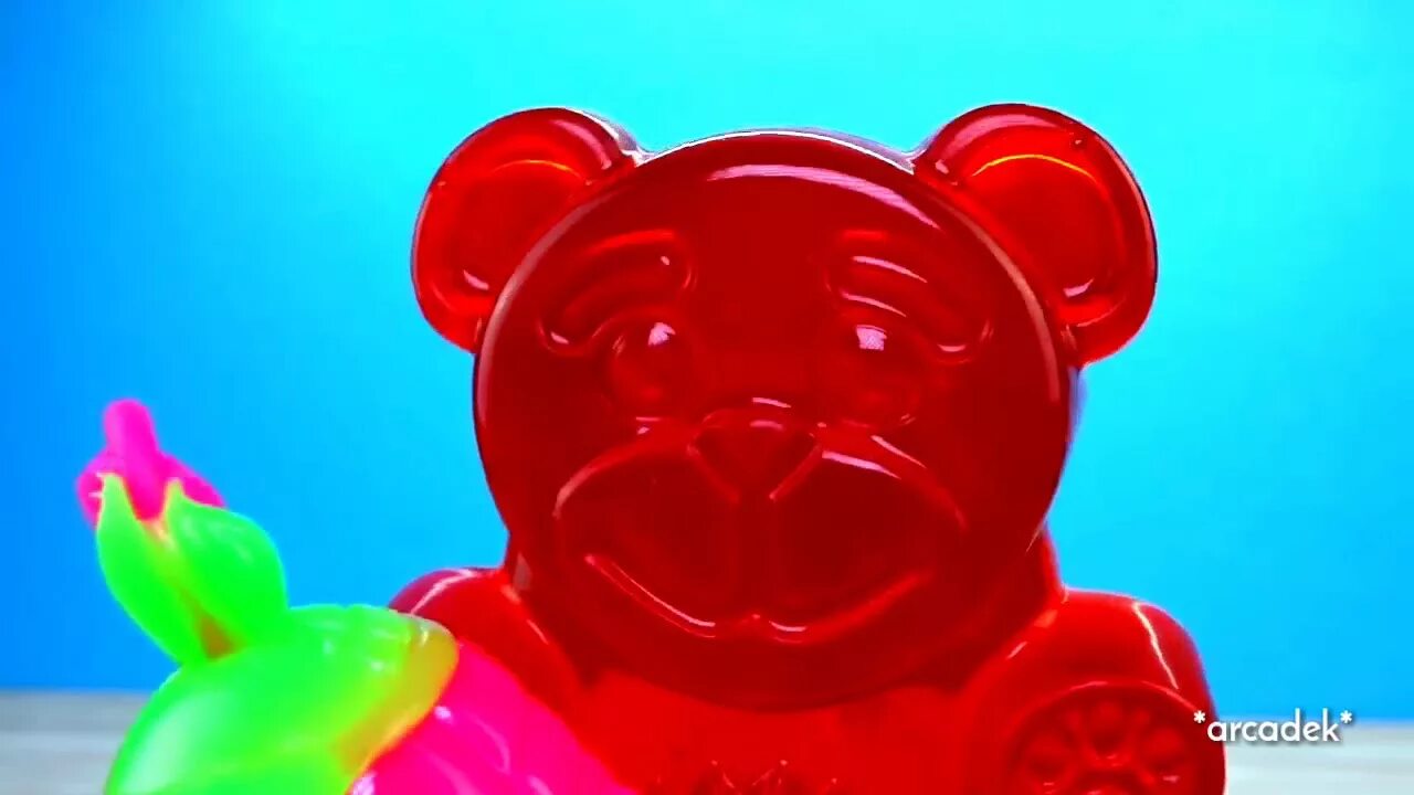 Эксперимент желейного медведя. Валерка слюни. валера дай конфетку. стихи желейного медведя валеры про кукурузу.