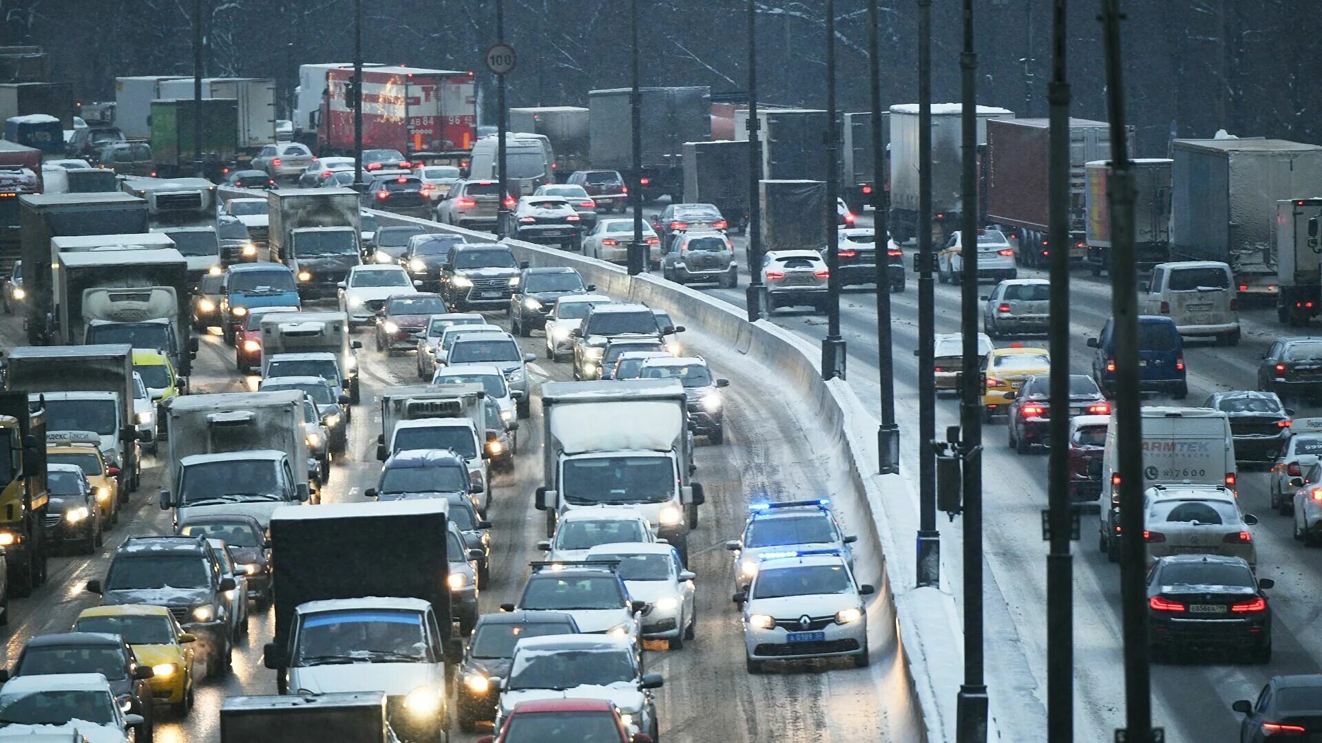 То сейчас на дорогах. Пробки в Москве. МКАД пробки. Затор на дороге. Автомобильное движение.